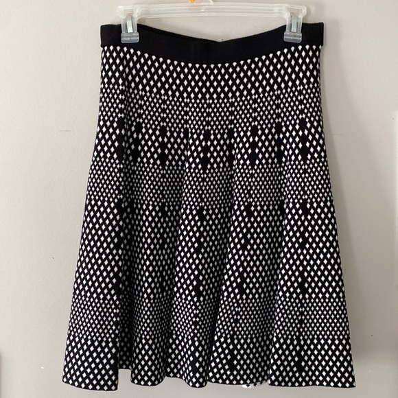 Reversible black/white knit skirt. - Picture 3 of 3